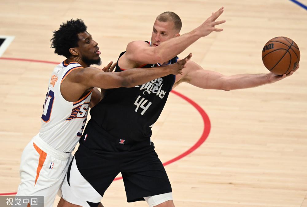 以其敏锐的 以其敏锐的